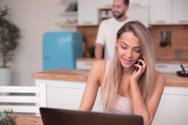 Close-up van jonge vrouw praten op haar smartphone