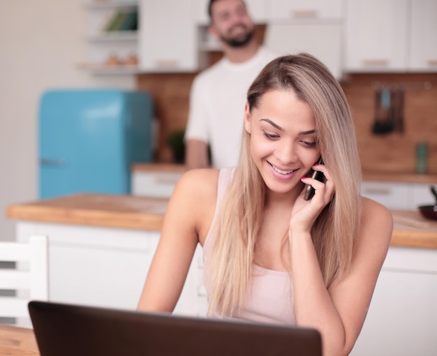 Close-up van jonge vrouw praten op haar smartphone