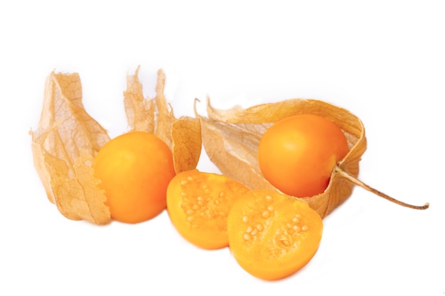 Close-up van Kaapse kruisbes Physalis peruviana Physalis fruit Physalis peruviana geïsoleerd Kaapse kruisbes gouden bes Thais fruit