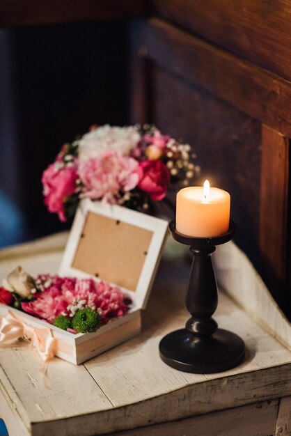 Close-up van kaarsen op een houten tafel