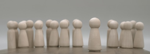 Close-up van kaarsen op tafel tegen een witte achtergrond