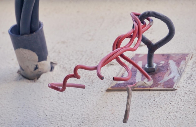 Foto close-up van kabels vastgebonden aan metaal op het strand