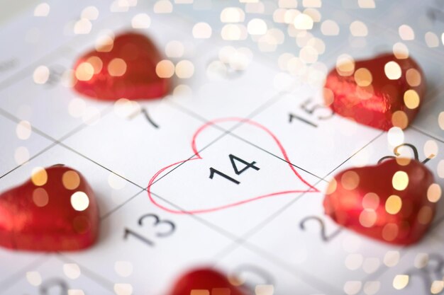 Close-up van kalender en hartvormige snoepjes