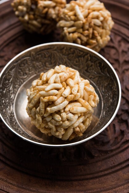 Foto close up van karamel gepofte rijstballen of murmura laddu of ladoo, gezonde indiase voeding. selectieve focus