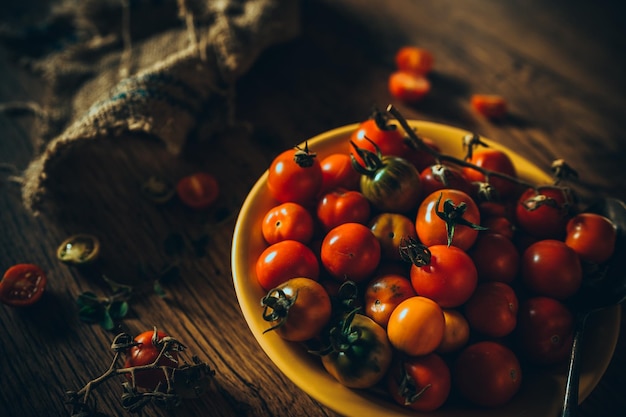 Close-up van kersen tomaten in een schaal op tafel