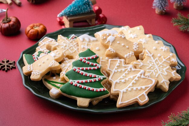 Close-up van kerst versierde suiker koekjes in een plaat.