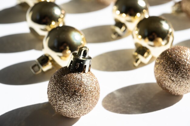 Close-up van kerstballen gerangschikt met harde schaduwen, selectieve focus