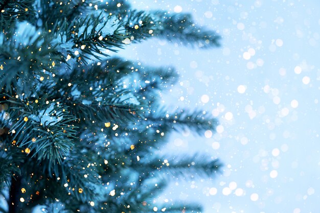Close-up van Kerstboom met licht, sneeuwvlok. Kerstmis en Nieuwjaar vakantieachtergrond. vintage kleurtoon.