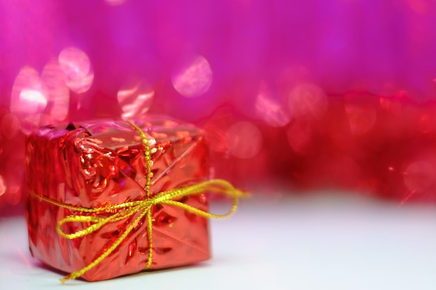 Foto close-up van kerstcadeau op tafel