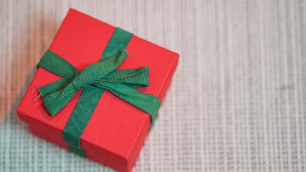 Close-up van kerstcadeaus op tafel
