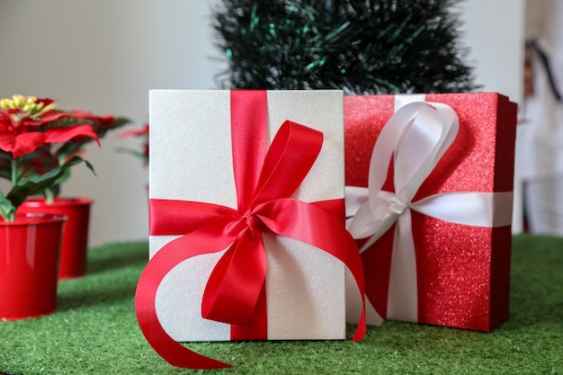 Close-up van kerstcadeaus per boom