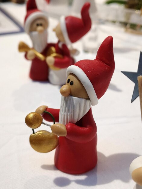 Foto close-up van kerstfiguren op tafel