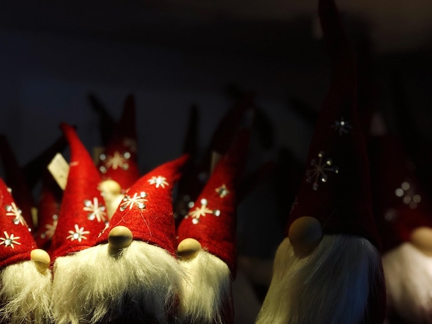 Foto close-up van kerstmanhoeden tegen een zwarte achtergrond