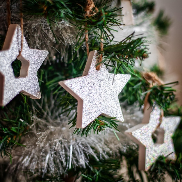 Foto close-up van kerstversiering die aan de boom hangt