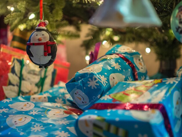 Foto close-up van kerstversiering op tafel