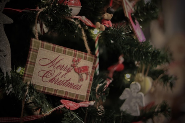 Close-up van kerstversieringen die op de boom hangen