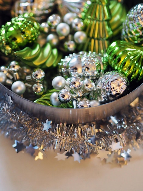 Close-up van kerstversieringen in een container op tafel