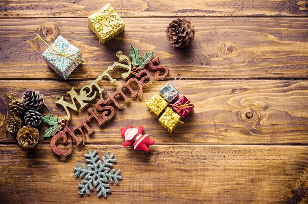 Foto close-up van kerstversieringen op een houten tafel