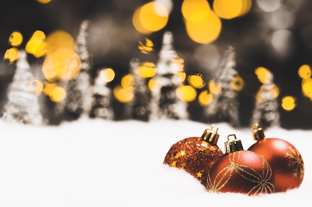 Close-up van kerstversieringen op sneeuw