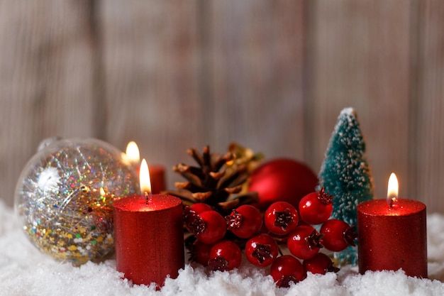 Close-up van kerstversieringen op sneeuw