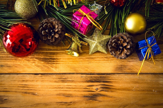 Close-up van kerstversieringen op tafel
