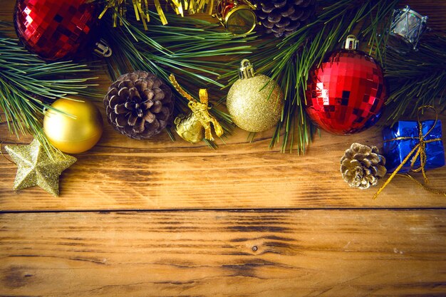 Close-up van kerstversieringen op tafel