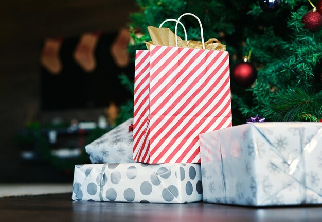 Foto close-up van kerstversieringen op tafel