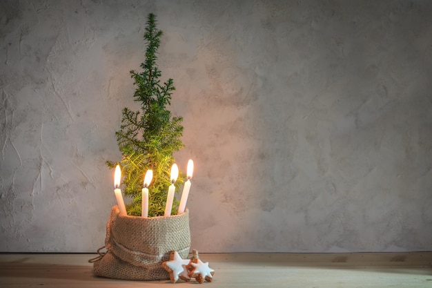 Foto close-up van kerstversieringen op tafel