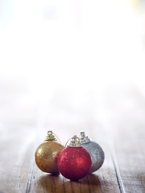 Foto close-up van kerstversieringen op tafel