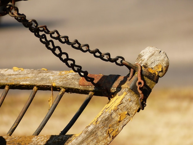 Foto close-up van keten op hout