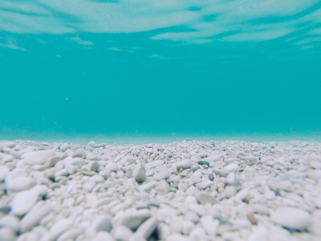 Close-up van kiezels op het strand