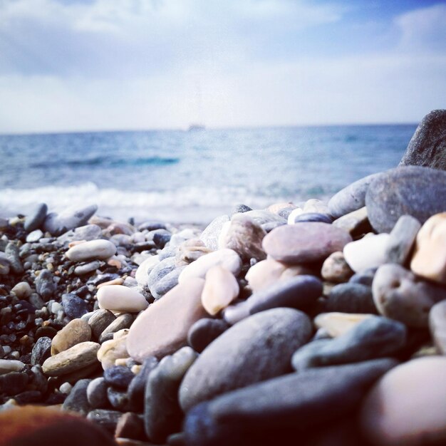 Foto close-up van kiezelstenen op het strand tegen de lucht