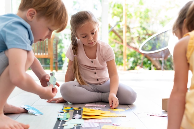 Foto close-up van kinderen die als team werken