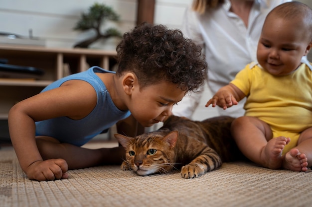 Foto close-up van kinderen en ouder met kat