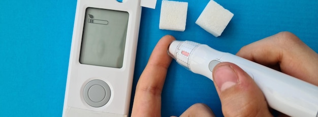 Close-up van kindhand die de bloedsuikerspiegel controleert met glucometer