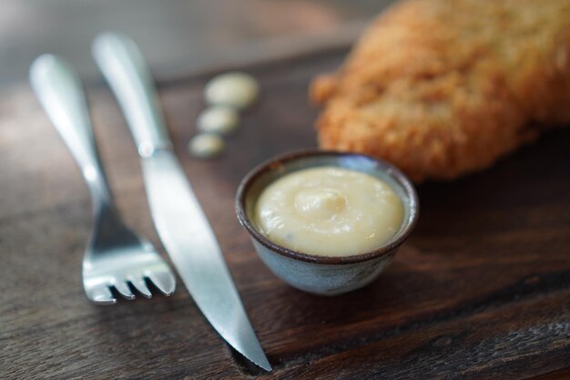 Foto close-up van kip op tafel.