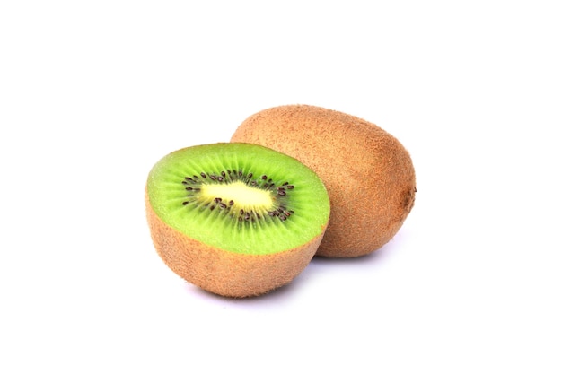 Close-up van kiwi's tegen een witte achtergrond