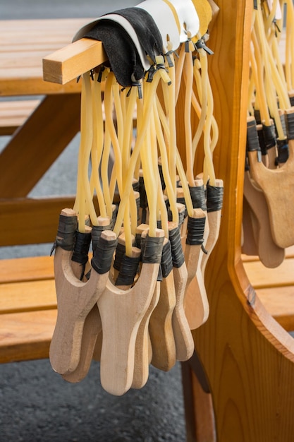 Foto close-up van kleding die aan hout hangt