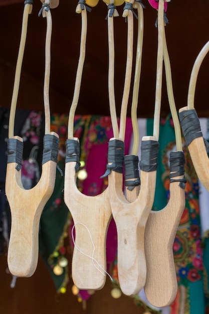 Foto close-up van kleding die aan hout hangt