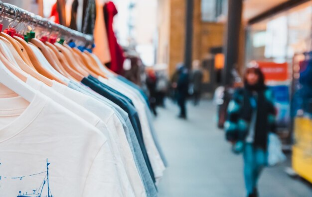 Foto close-up van kleding die in een winkel hangt