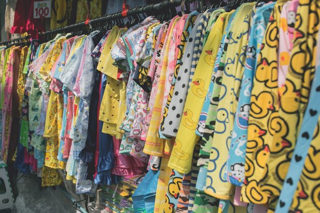 Foto close-up van kleding die in een winkel hangt