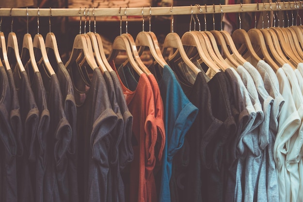 Close-up van kleding die op een rek hangt
