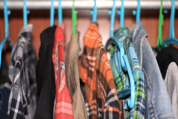 Foto close-up van kleding in de kast