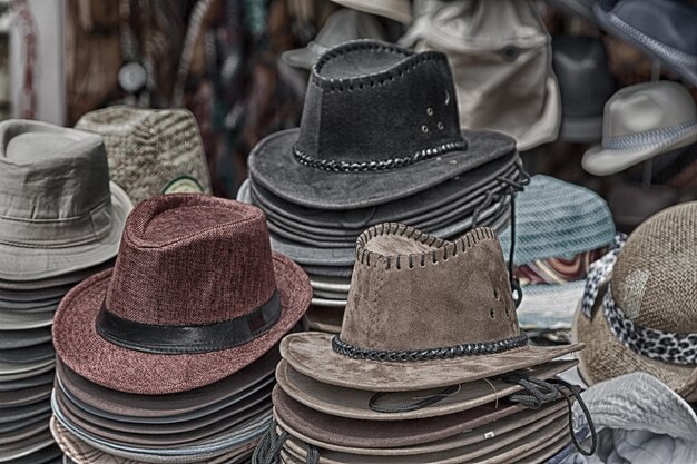 Foto close-up van kleding voor verkoop op een marktstand