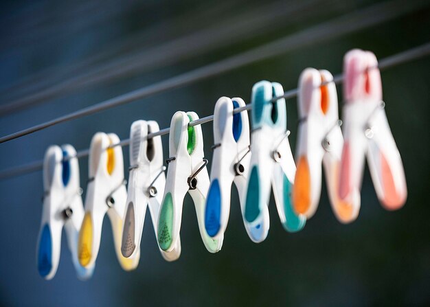 Foto close-up van kledingklemmen die aan de waslijn hangen