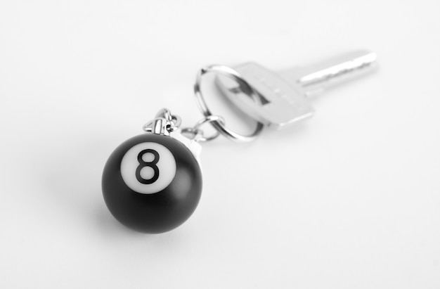 Close-up van kleine 8-ball aan sleutelhanger