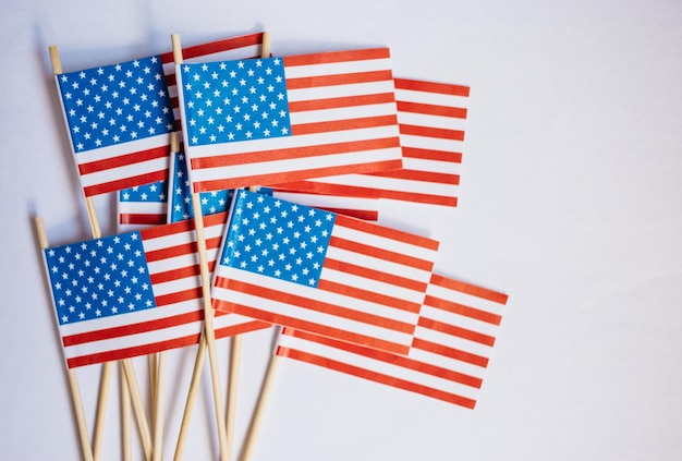 Close-up van kleine Amerikaanse vlaggen op een witte achtergrond