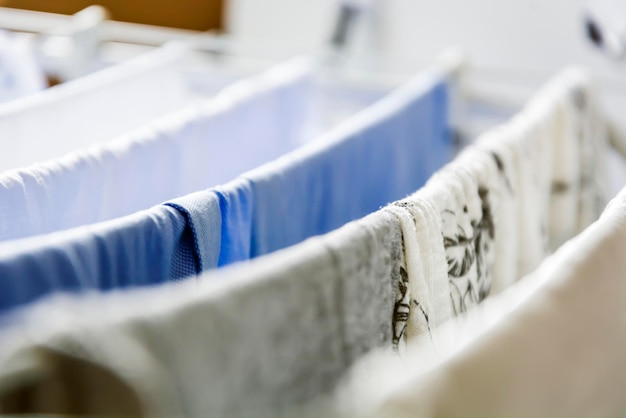 Foto close-up van kleren die aan waslijnen hangen