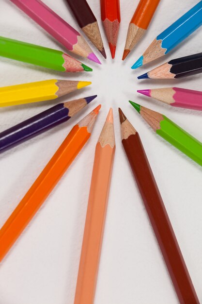 Close-up van kleurpotloden die in een cirkel worden gerangschikt