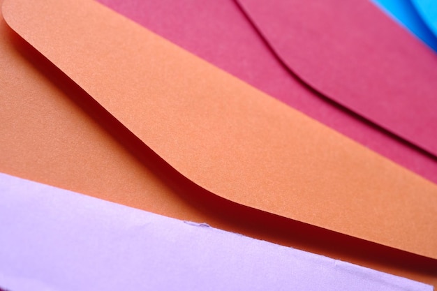 Foto close-up van kleurrijke enveloppen op tafel
